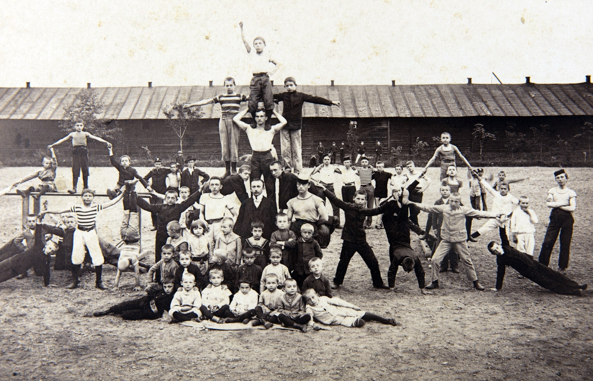 Zajęcia gimnastyczne dzieci – „Sokół”, Tarnów, autor nieznany, ok. 1900 r., zbiory Muzeum Ziemi Tarnowskiej