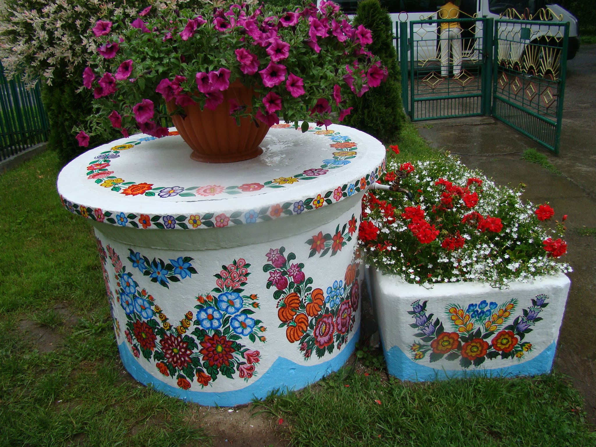 Studnia i koryto z kwiatowym malunkiem
