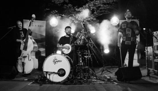 „Folk żegna lato folk wita jesień SOMETHINGSKI TRIO nada temu deseń” Koncert zespołu „Somethingski Trio” 