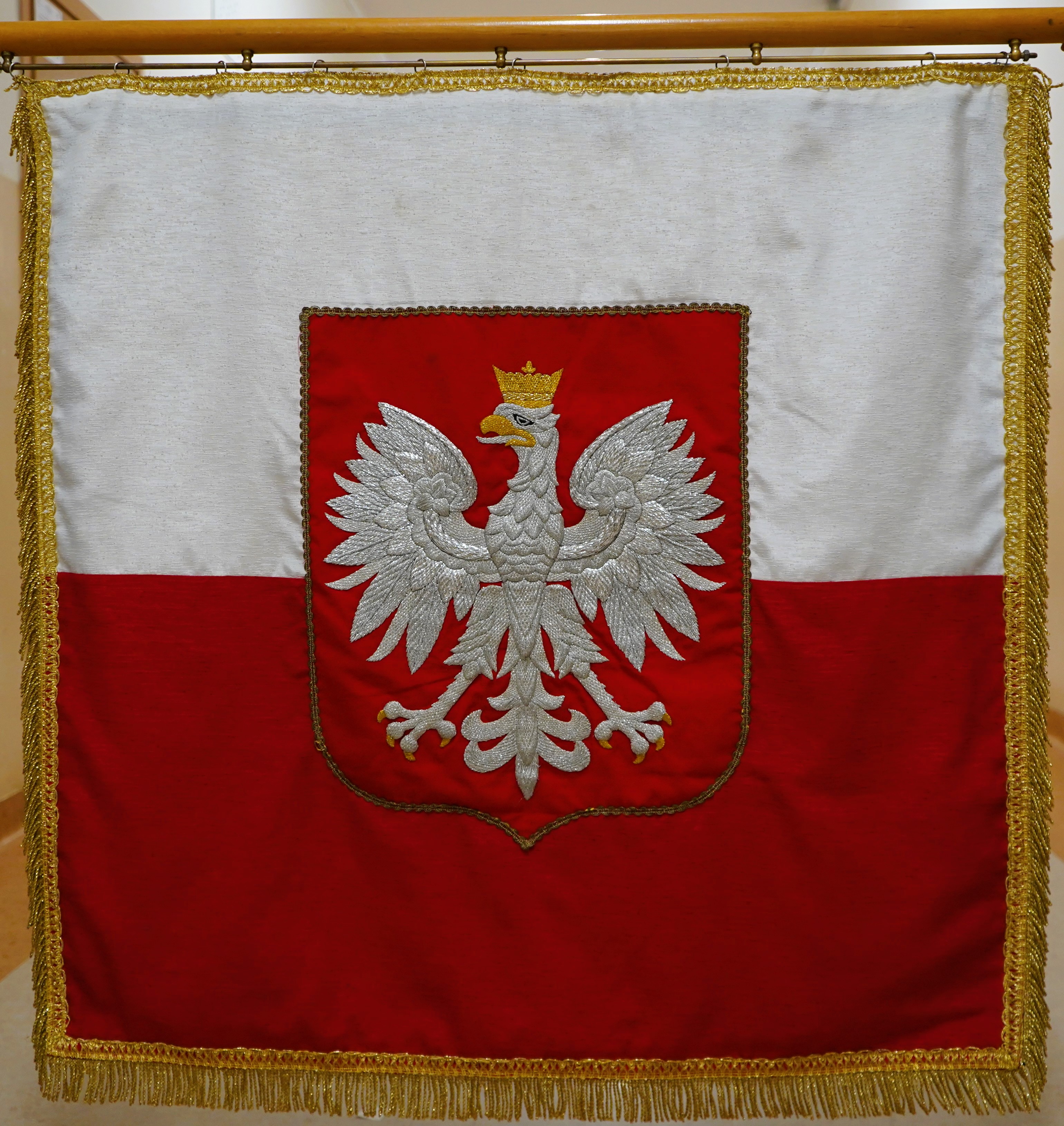 Sztandar Szkoły Podstawowej nr 1 im. K. Hoffmanowej w Tarnowie