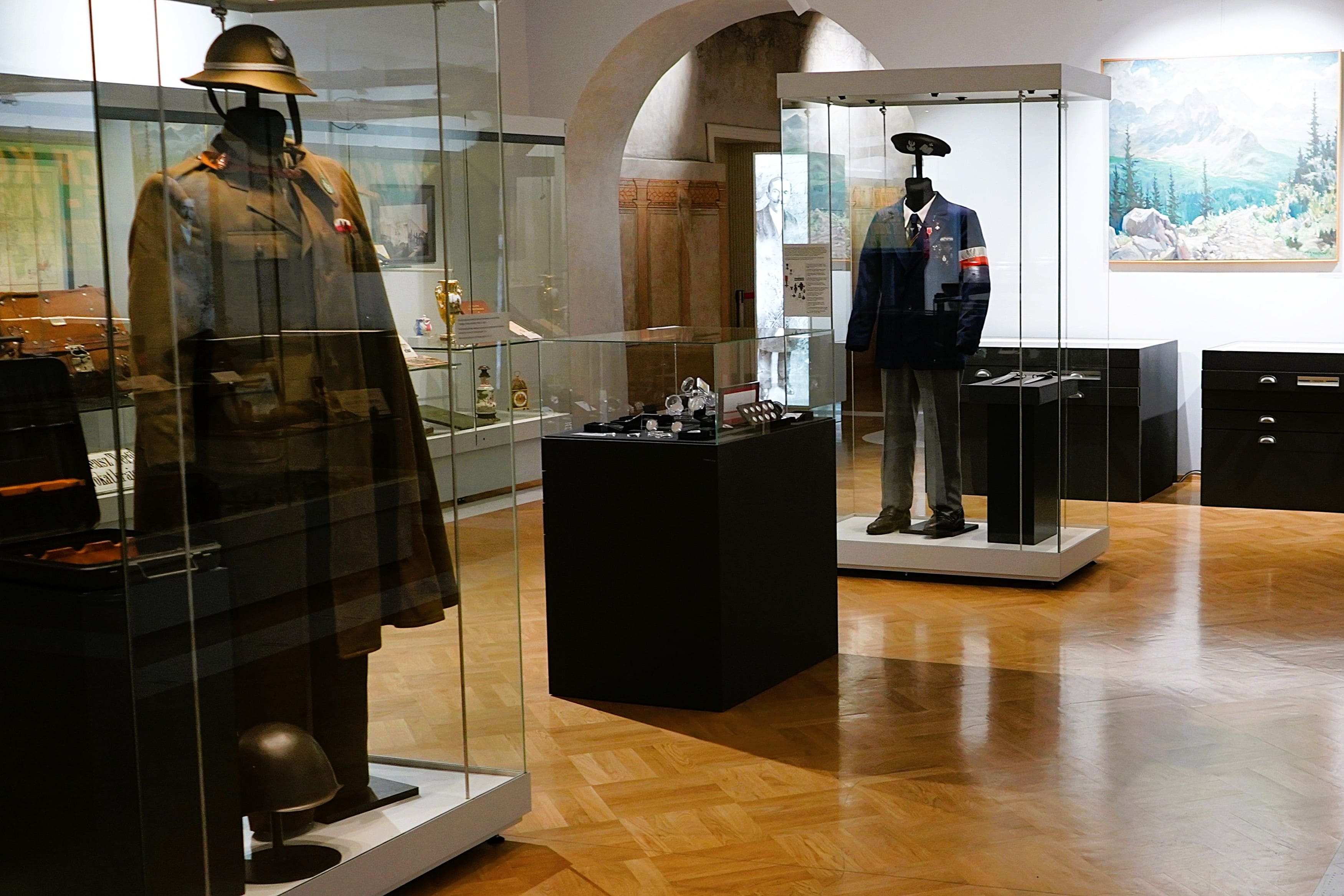 fragment ekspozycji przedstawiający historyczne mundury wojskowe