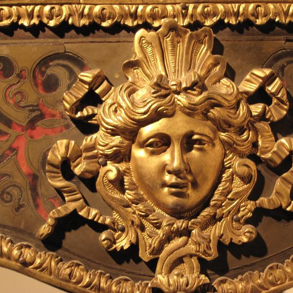 element mebla dekorowanego szylkretem, pozłacany