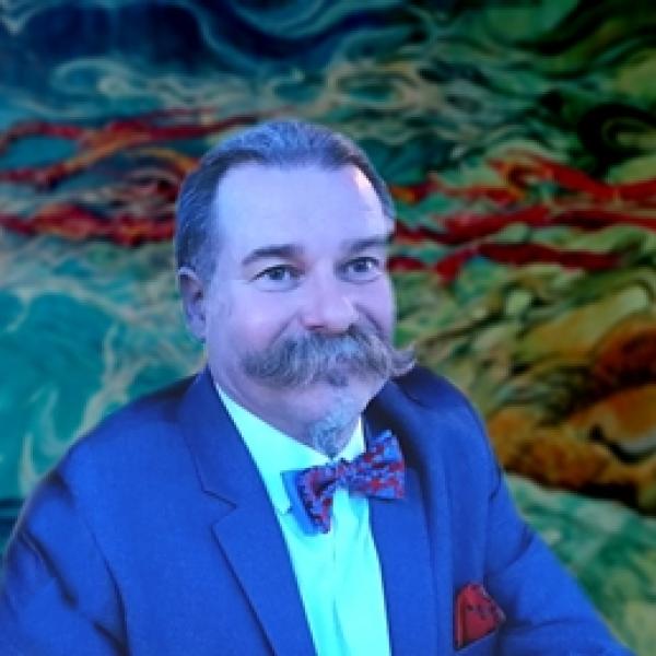 Michał Poręba na tle swojej pracy malarskiej