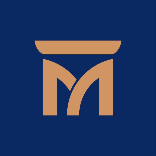 złote logo muzeum ziemi tarnowskiej na granatowym tle