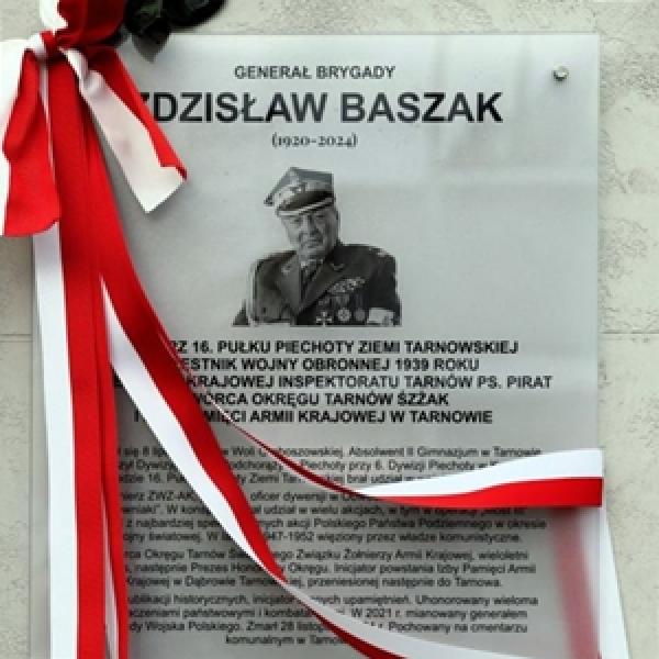 Tablica pamiątkowa na budynku Regionalnego Centrum Edukacji o Pamięci