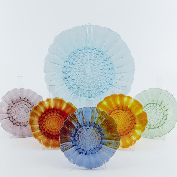 kolorowe szklane talerze na białym tle 