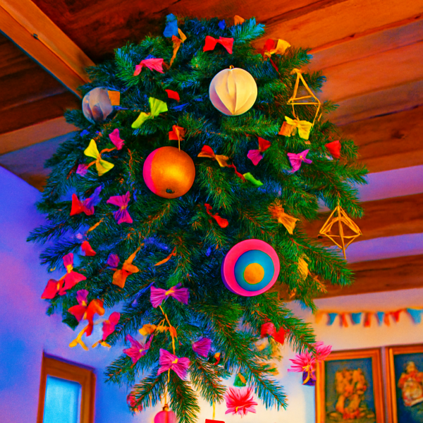 podłaźniczka - gałązka świerku z kolorowymi ozdobami