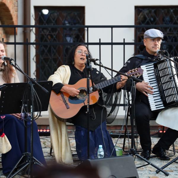 3 osoby grające na instrumentach