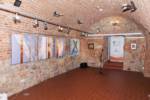 obrazy Romana Fleszara we wnętrzach Galerii „Piwnica pod Trójką”