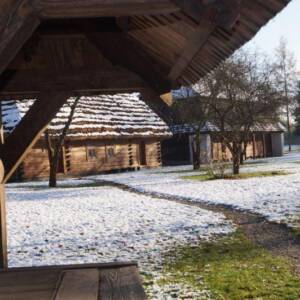 zaśnieżony spichlerz i chata przy dworze w Dołędze