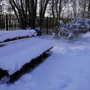dwór w Dołędze obsypany śniegiem