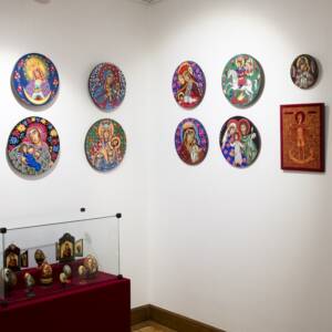 wystawa przedstawiająca dawne ikony, rzeźby i inne przedmioty sakralne