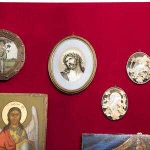 wystawa przedstawiająca dawne ikony, rzeźby i inne przedmioty sakralne