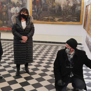 Andrzej Szpunar pokazuje szczegół na replice obrazu „Panorama Siedmiogrodzka”