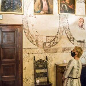 Iwona Gibas podziwia malowidła w ratuszu