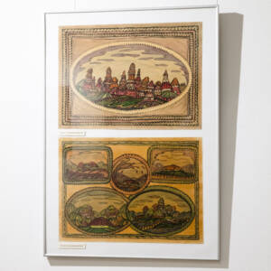 Dwa obrazy jeden pod drugim w jednej antyramie. u Góry obraz przedstawia miasto w złotej ramie, poniżej kolarz 5 mniejszych obrazków, również są namalowane krajobrazy z miastami wsiami i polami.