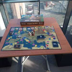 na stole rozłorzona gra z mapą Europy rozłożonymi kartami i pionkami