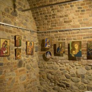 Na ścianie zawieszone małe ikony przedstawiające Jezusa i Matkę Boską. Wiszą w jednej linii