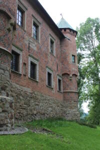 ceglana ściana zamku w Dębnie