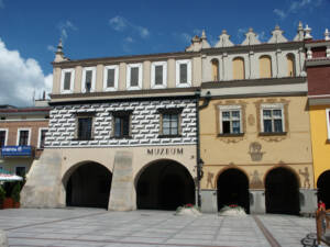Fasada kamienic w których mieści się Muzeum Historii Tarnowa i Regionu