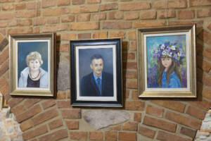 obrazy z portretami zawieszone na ścianie