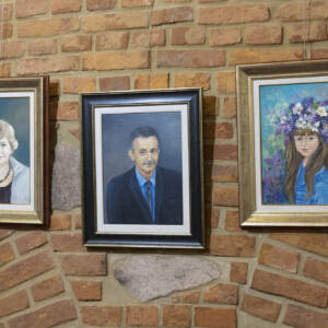 obrazy z portretami zawieszone na ścianie