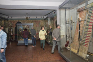 Turyści oglądają eksponaty w Ratuszu
