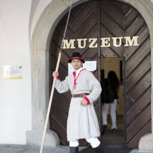 Kosynier - mężczyzna z kosą nabitą na sztorc na drewnianym trzonku. Inscenizacja przed Muzeum Historii Tarnowa i Regionu.