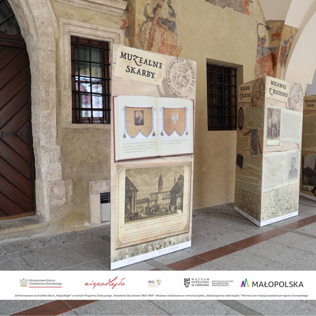 Wystawa planszowa w podcieniach Muzeum Historii Tarnowa i Regionu