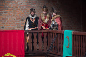 Trzej królowie na balkonie