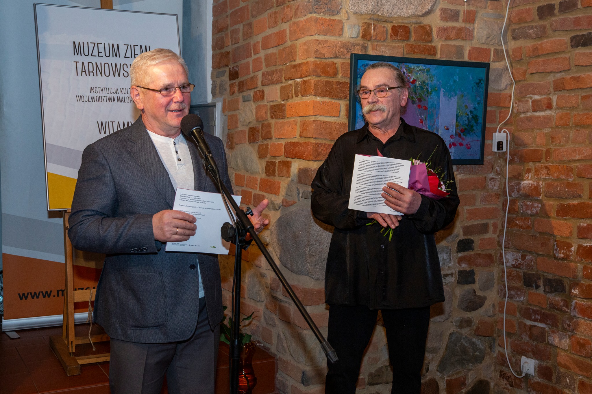 Dyrektor Muzeum przemawia do mikrofonu po prawej stoi Wacław Onak