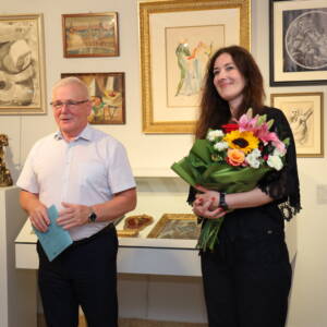 Dyrektor Muzeum Ziemi Tarnowskiej i kuratorka wystawy z kwiatami